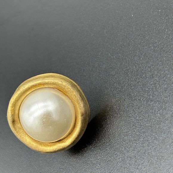 Dubin Vintage Cabochon Pearl Earrings Brushed Gold Heavy Round Chunky Signed - Picture 9 of 11